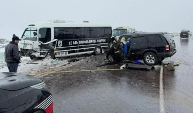 Авария с участием автобуса полицейской охраны