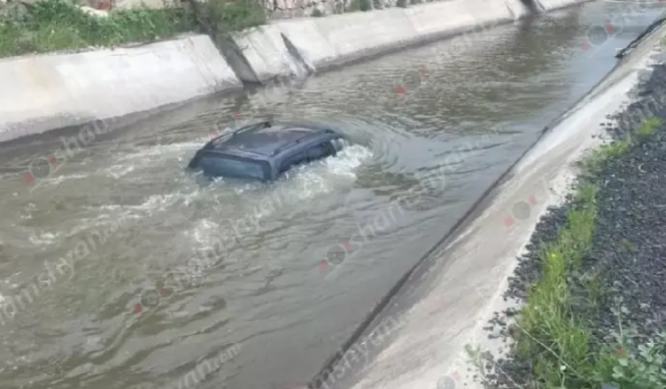 В районе Хагтанак автомобиль упал в канал.