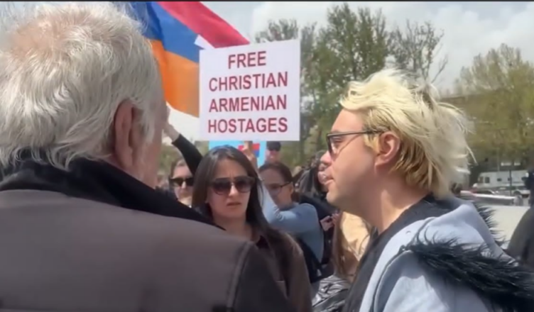 В данный момент на территории спортивного комплекса происходит драка и потасовка между россиянами и армянами.