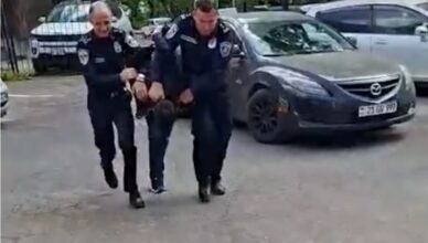 19-летний водитель, участвовавший в ДТП, был найден, арестован и доставлен в следственный орган. Министерство внутренних дел (видео)