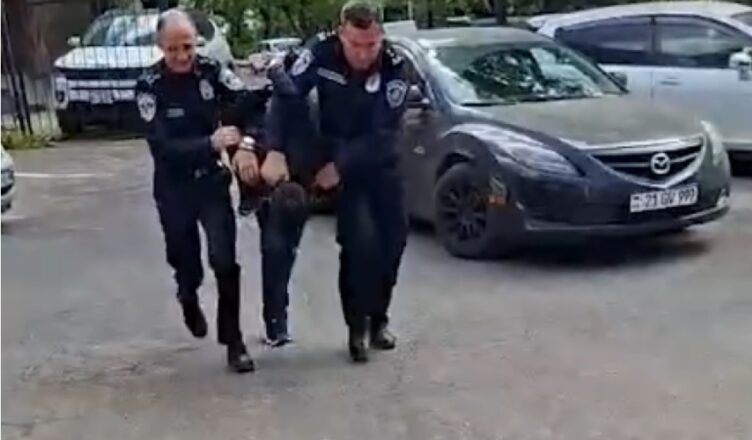 19-летний водитель, участвовавший в ДТП, был найден, арестован и доставлен в следственный орган. Министерство внутренних дел (видео)