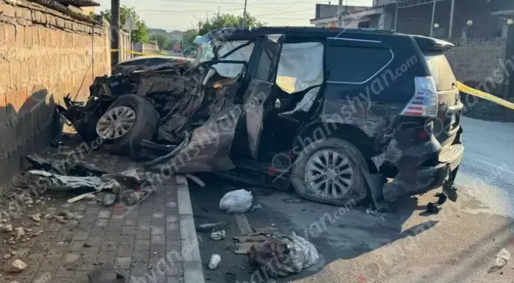 Автомобиль Lexus врезался в бетонную стену.