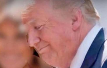 Trump y Melania comparten un breve momento durante el desfile del Ejército
