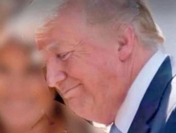 Trump y Melania comparten un breve momento durante el desfile del Ejército