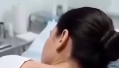 Emily buscó atención médica cuando las molestias persistieron.